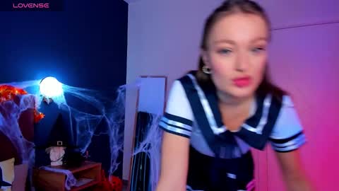 Evelyn online show from October 19, 1:43 am