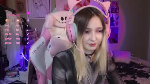 Snapshot of evie_rosen chatting on February 6, 9:06 pm Evie online show from February 6, 9:06 pm