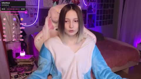 Snapshot of evie_rosen chatting on September 24, 10:49 pm Evie online show from September 24, 10:49 pm