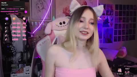 Snapshot of evie_rosen chatting on March 6, 8:16 pm Evie online show from March 6, 8:16 pm