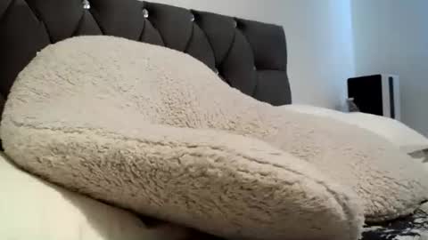 evieloves online show from March 24, 11:05 am