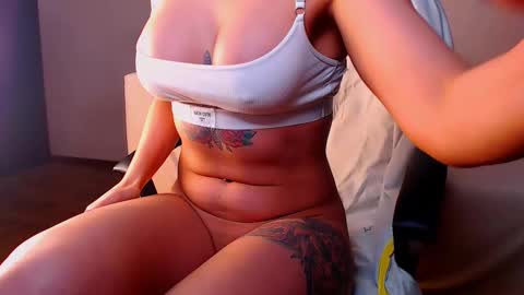 Snapshot of fairy_elli_hot chatting on February 25, 8:32 pm Elli online show from February 25, 8:32 pm