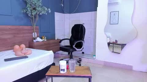 Snapshot of fallen_angel999777 chatting on September 18, 12:09 pm Megan 630 1330 -5 online show from September 18, 12:09 pm