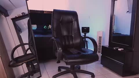 farid_jake_ online show from December 3, 4:18 pm