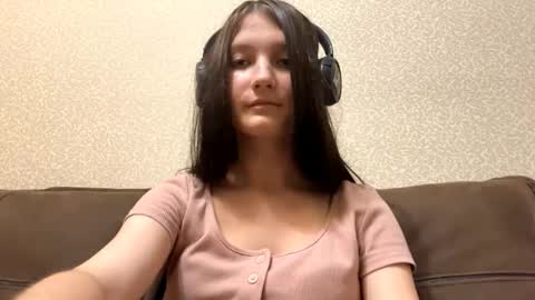 Aurora 18yo online show from November 11, 9:00 am