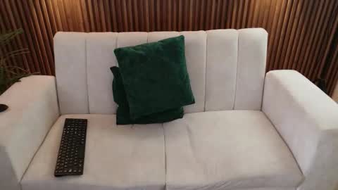 Feelena online show from December 20, 9:00 pm