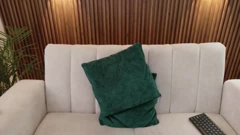 Feelena online show from December 17, 6:14 pm