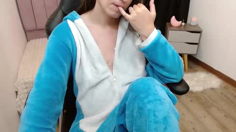 Snapshot of fenix_11_ chatting on March 7, 8:45 am Alejandra online show from March 7, 8:45 am