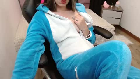 Snapshot of fenix_11_ chatting on February 20, 8:28 am Alejandra online show from February 20, 8:28 am