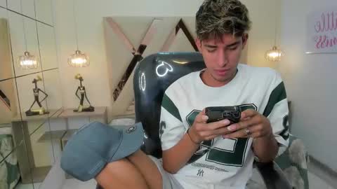 FER PHOENIX online show from December 15, 3:46 am