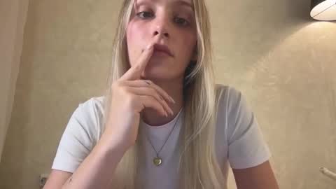 Snapshot of fflloowweerr chatting on October 6, 11:17 am Lisa online show from October 6, 11:17 am