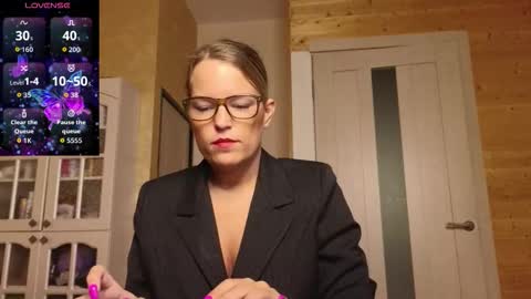 Snapshot of findom_lady_shine chatting on October 3, 3:26 am Lady online show from October 3, 3:26 am