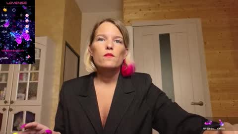 Snapshot of findom_lady_shine chatting on October 8, 9:32 pm Lady online show from October 8, 9:32 pm