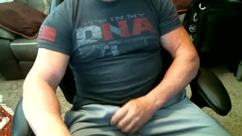 Snapshot of fitguy40 chatting on December 18, 8:25 pm fitguy40 online show from December 18, 8:25 pm