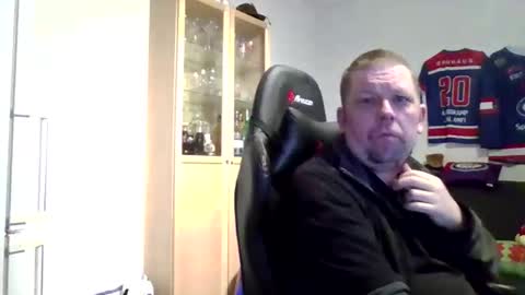 fluffy_espen online show from April 12, 1:59 pm