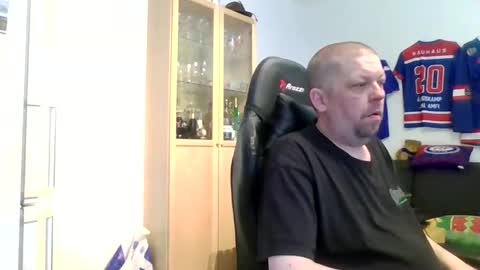 fluffy_espen online show from April 23, 8:33 am