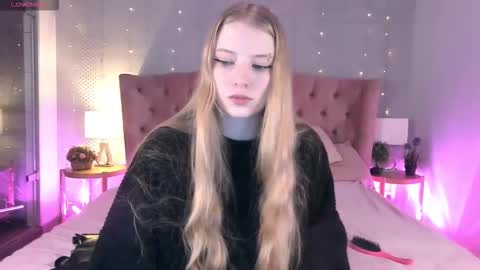 Mia online show from November 30, 4:03 pm