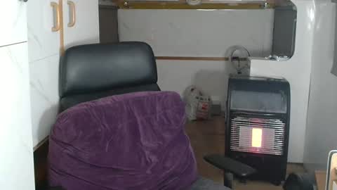 independent model online show from November 9, 8:44 pm