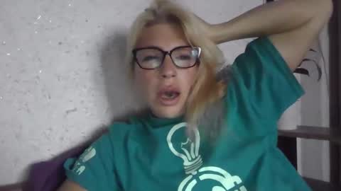 Snapshot of fox_red_lady7 chatting on October 2, 1:43 pm fox_red_lady7 online show from October 2, 1:43 pm