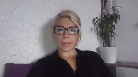 Snapshot of fox_red_lady7 chatting on October 18, 9:46 am fox_red_lady7 online show from October 18, 9:46 am