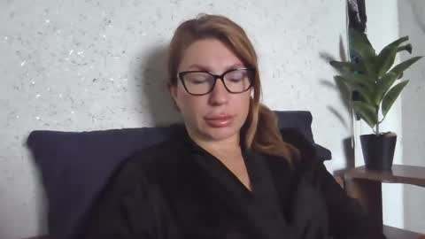 Snapshot of fox_red_lady7 chatting on March 10, 9:23 am fox_red_lady7 online show from March 10, 9:23 am