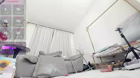 yiyi online show from December 15, 12:01 pm