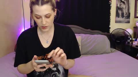 Snapshot of foxymalloryknoxy69 chatting on September 20, 8:28 am Mallory Koxx online show from September 20, 8:28 am