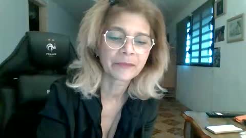 Snapshot of francelune chatting on October 13, 1:24 pm francelune online show from October 13, 1:24 pm