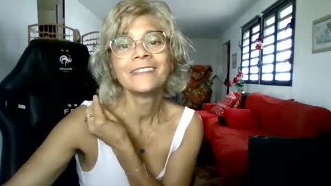 Snapshot of francelune chatting on December 28, 12:56 pm francelune online show from December 28, 12:56 pm