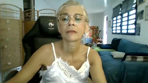 Snapshot of francelune chatting on January 28, 1:49 pm francelune online show from January 28, 1:49 pm
