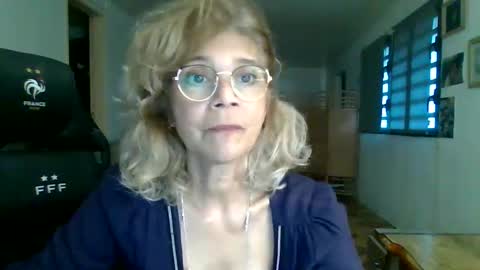 Snapshot of francelune chatting on October 5, 1:19 pm francelune online show from October 5, 1:19 pm