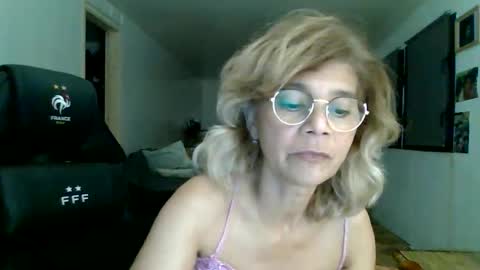 Snapshot of francelune chatting on September 29, 2:49 pm francelune online show from September 29, 2:49 pm