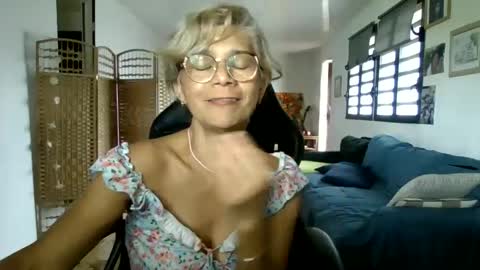 Snapshot of francelune chatting on January 26, 10:45 am francelune online show from January 26, 10:45 am