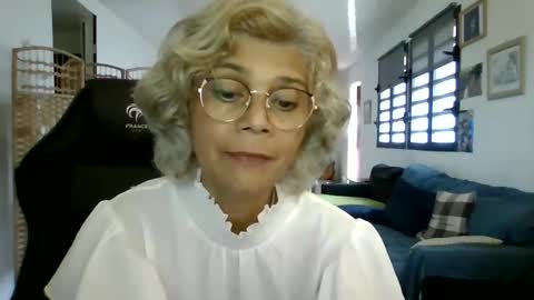 Snapshot of francelune chatting on January 22, 7:57 am francelune online show from January 22, 7:57 am