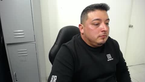 Snapshot of francoisroy chatting on October 1, 9:46 pm Juan online show from October 1, 9:46 pm