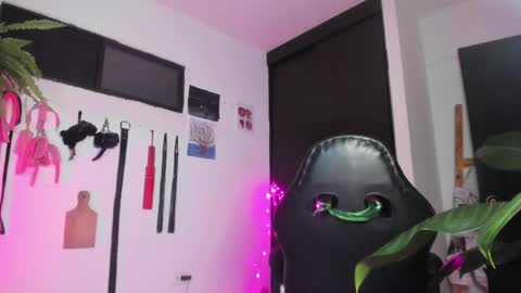 Lia Gomez online show from April 18, 12:01 am