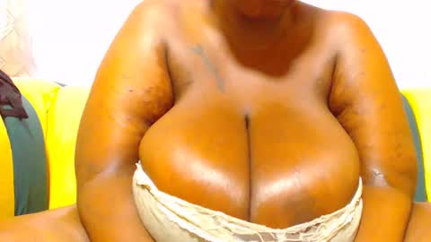 Snapshot of freakyboobsxx chatting on February 12, 1:16 pm Kimmy online show from February 12, 1:16 pm