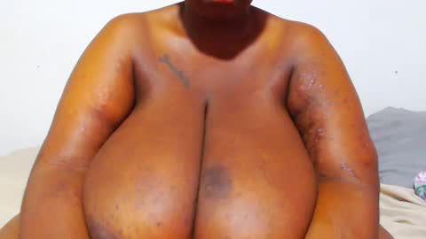 Snapshot of freakyboobsxx chatting on January 15, 12:15 pm Kimmy online show from January 15, 12:15 pm