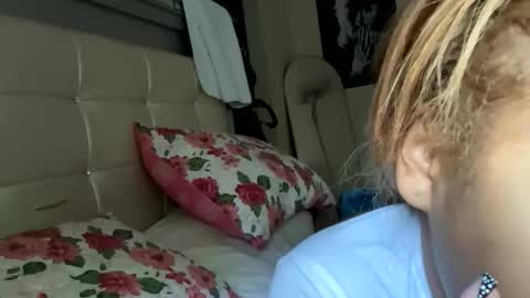 Freakymaa online show from April 29, 1:43 am