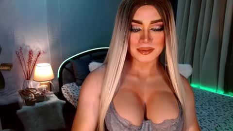 Snapshot of freya_lovestocum chatting on October 9, 12:38 am Miss Frea online show from October 9, 12:38 am