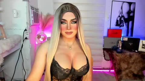 Snapshot of freya_lovestocum chatting on September 30, 2:11 am Miss Frea online show from September 30, 2:11 am