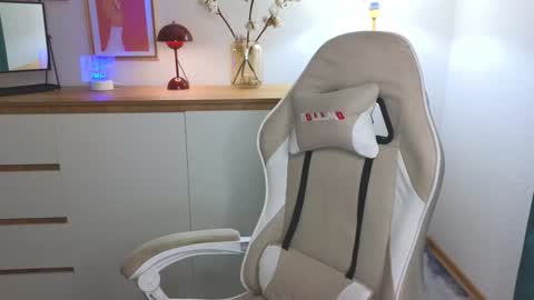 Freya online show from December 14, 7:25 pm