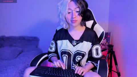 frida_lassi_ online show from October 5, 11:01 pm