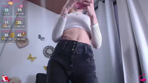 Snapshot of gabbyhills_ chatting on September 8, 11:15 pm Gabby online show from September 8, 11:15 pm