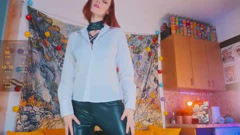 Snapshot of giantess_eva chatting on March 9, 12:21 am Eva online show from March 9, 12:21 am