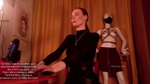 Snapshot of giantess_eva chatting on October 16, 5:01 pm Eva online show from October 16, 5:01 pm