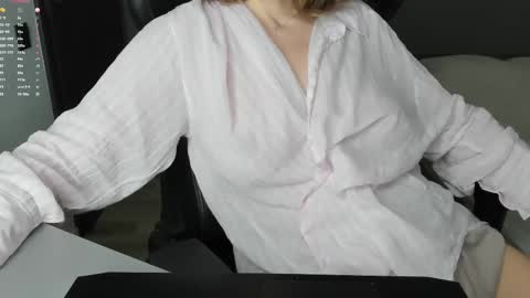 gigihadd online show from December 14, 8:15 pm