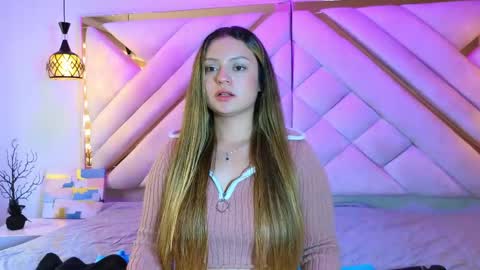 Giigii Hadid  online show from April 13, 7:18 pm