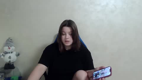 Snapshot of girl_leya chatting on December 23, 2:35 am girl_leya online show from December 23, 2:35 am