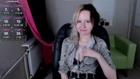 Snapshot of girl_next_doorr chatting on October 23, 1:23 pm girl_next_doorr online show from October 23, 1:23 pm
